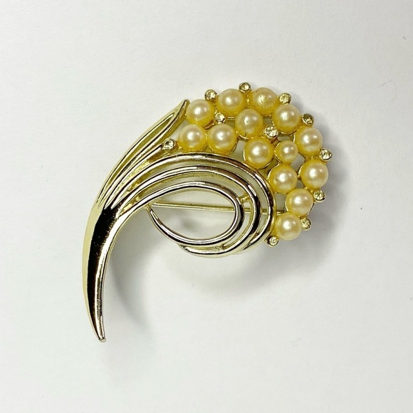 Vintage Jewelry - Vintage Gold Swirl Pearl Brooch